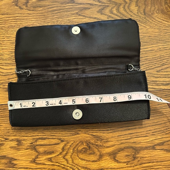 Elegant Black Clutch Bag with Heart Detail - Picture 6 of 6